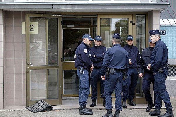 الشرطة الفرنسية توسع عمليات الاعتقال في صفوف المتشددين