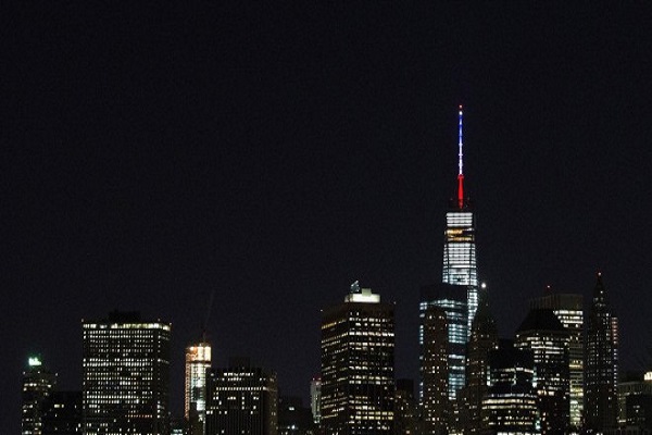 إضاءة برج التجارة العالمي بألوان العلم الفرنسي