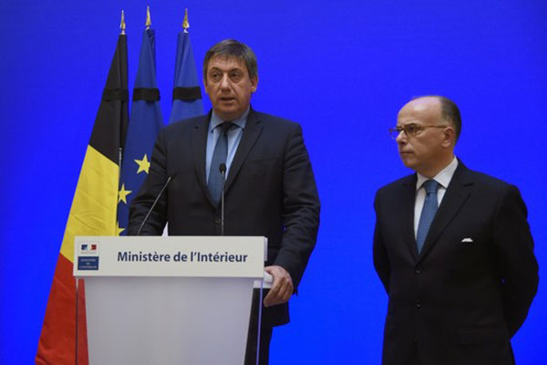 وزير الداخلية الفرنسي برنار كازنوف ونظيره البلجيكي جان جانبون