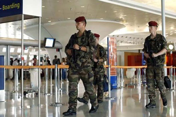 جنود فرنسيون خلال دورية في مطار رواسي 