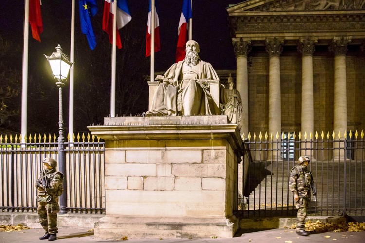 الرئيس هولاند فرض حال الطوارئ في فرنسا عقب اعتداءات باريس