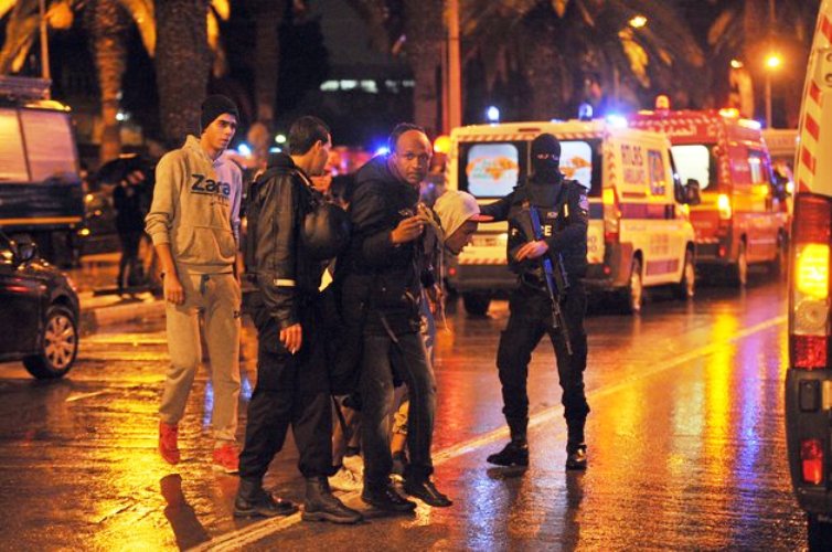مقتل 12 على الاقل في هجوم على حافلة للحرس الرئاسي التونسي
