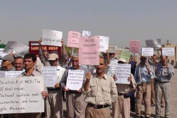 سكان مخيم ليبرتي للمعارضين الايرانيين في بغداد يحتجون على حصارهم