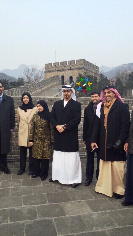 محمد بن زايد مع الوفد المرافق له خلال زيارة سور الصين