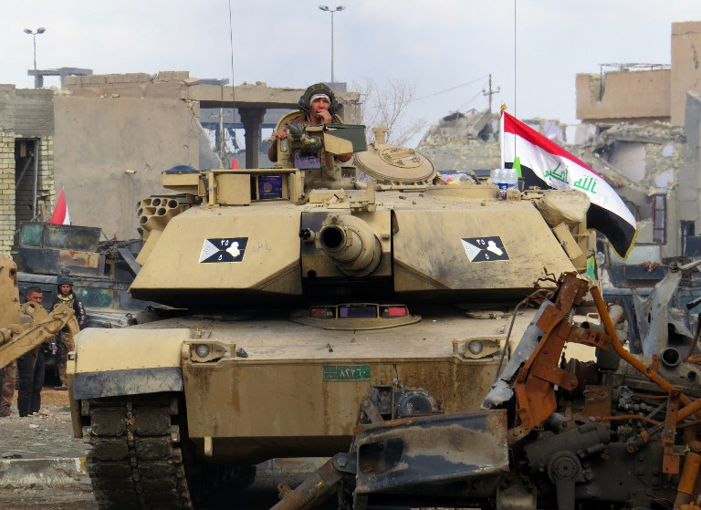 القوات العراقية بالقرب من المجمع الحكومي في الرمادي حيث يتحصن عناصر داعش