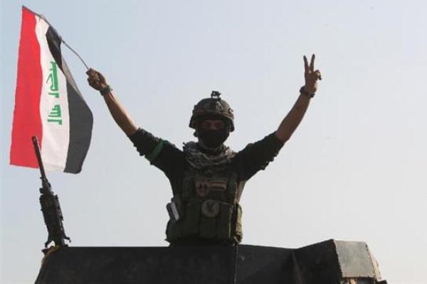 جندي عراقي يرفع إشارة النصر