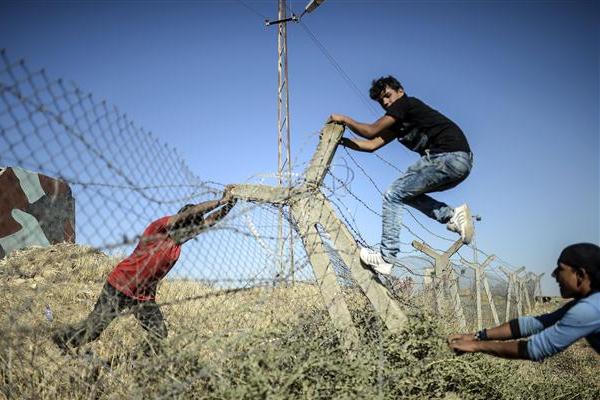 متظاهرون أكراد يحاولون هدم جدار حدودي للعبور إلى سوريا