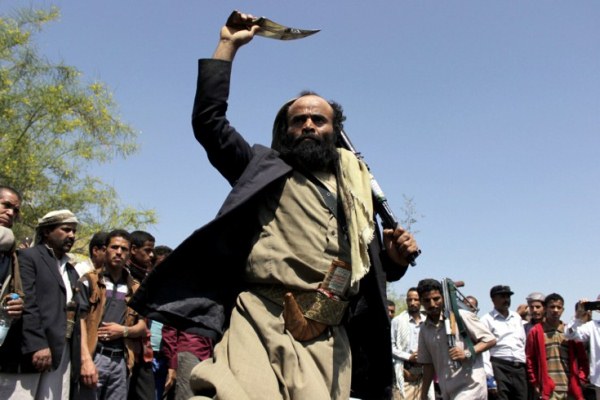 أحد أنصار الحوثيين يحمل خنجرًا في تعز