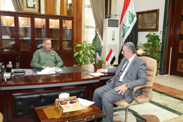 وزير الدفاع العراقي يبحث مع محافظ الانبار التطورات الامنية في المحافظة
