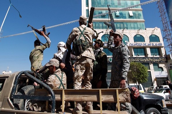 مقاتلون حوثيون يهتفون في العاصمة اليمنية صنعاء، 11 فبراير 2015