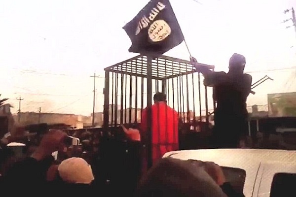 داعش يعرض احد الجنود في القفص