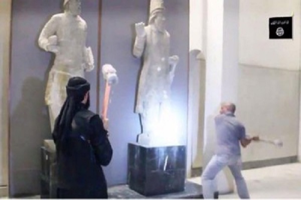عناصر داعش يحطمون محتويات متحف الموصل التاريخي