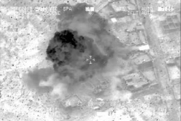 دخان يتصاعد من مقر اجتماع لقادة داعش قصفته الطائرات العراقية