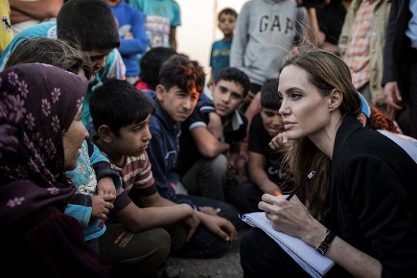 أنجلينا جولي مع اللاجئين السوريين في الأردن