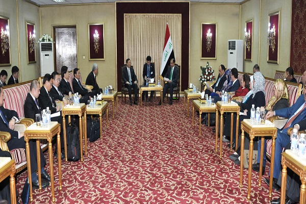 الجبوري ومستشار الدولة الصيني ووفداهما خلال اجتماعهم في بغداد