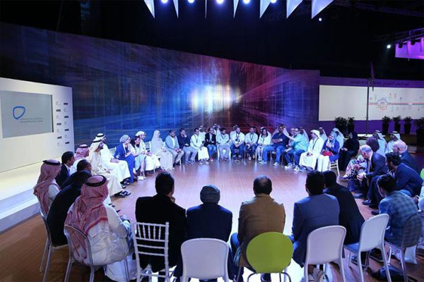 محمد بن راشد في جلسة دائرية في ختام القمة مع المؤثرين العرب في 
