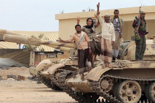 عناصر من قوات الحشد الشعبي الموالية للرئيس اليمني في عدن