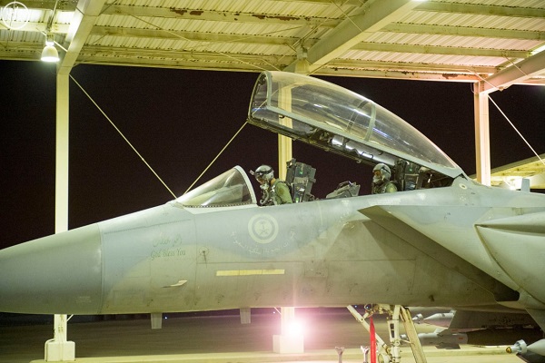 طائرة مقاتلة سعودية تستعد لتنفيذ غارات ضد أهداف للحوثيين