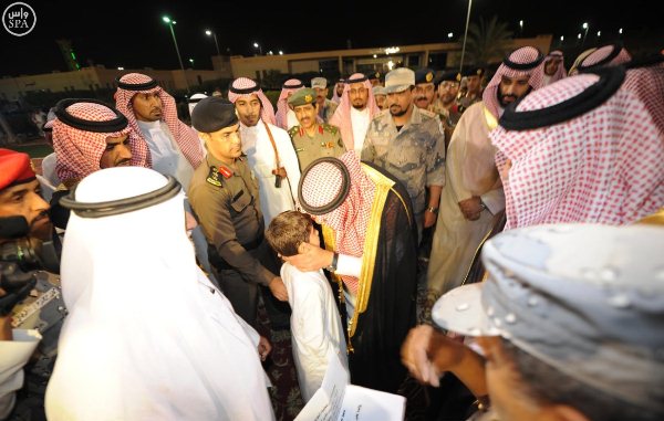 الأمير محمد بن نايف نقل تعازي الملك سلمان بن عبد العزيز بأفراد حرس الحدود 