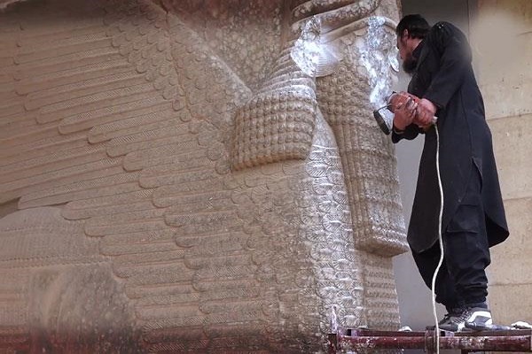 أحد عناصر داعش يقوم بتدمير الآثار في متحف الموصل
