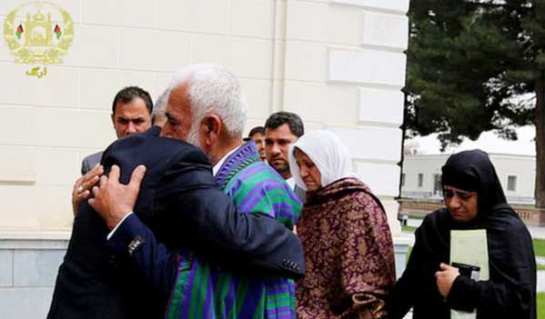 الرئيس الأفغاني يعزي والد فرخندة 