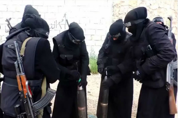 مقاتلات في صفوف تنظيم داعش المتطرف 