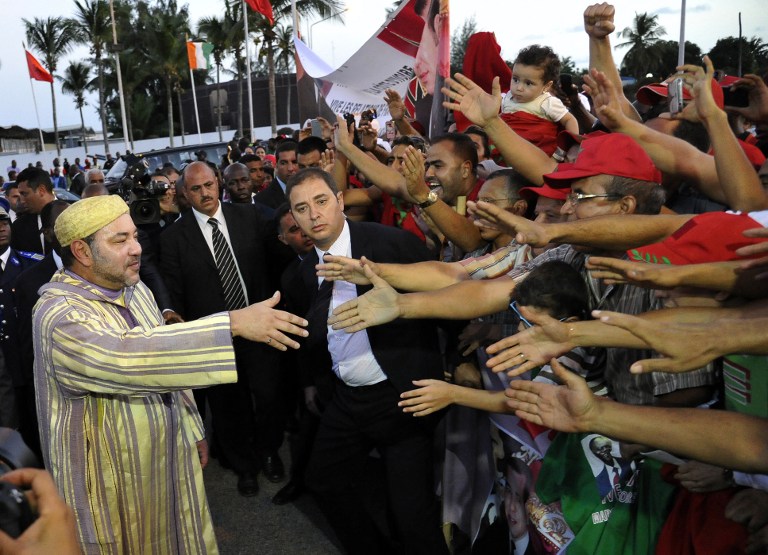 العاهل المغربي محمد السادس يحيّي الجالية المغربية في ساحل العاج خلال جولته الافريقية