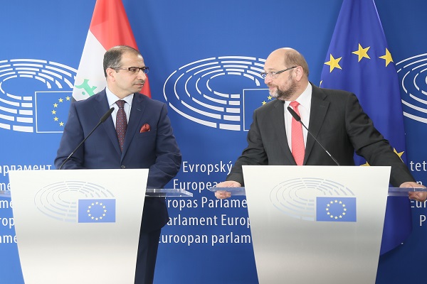 رئيسا البرلمانين العراقي والاوروبي خلال مؤتمرهما الصحافي في بروكسل