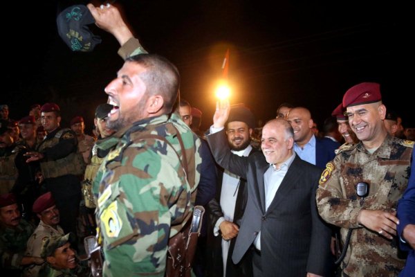 العبادي مع القوات العراقية بمنطقة الزيدان في قضاء الفلوجة