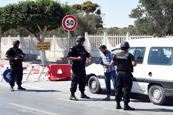 رجال أمن في تونس بعد وقوع هجوم الجمعة