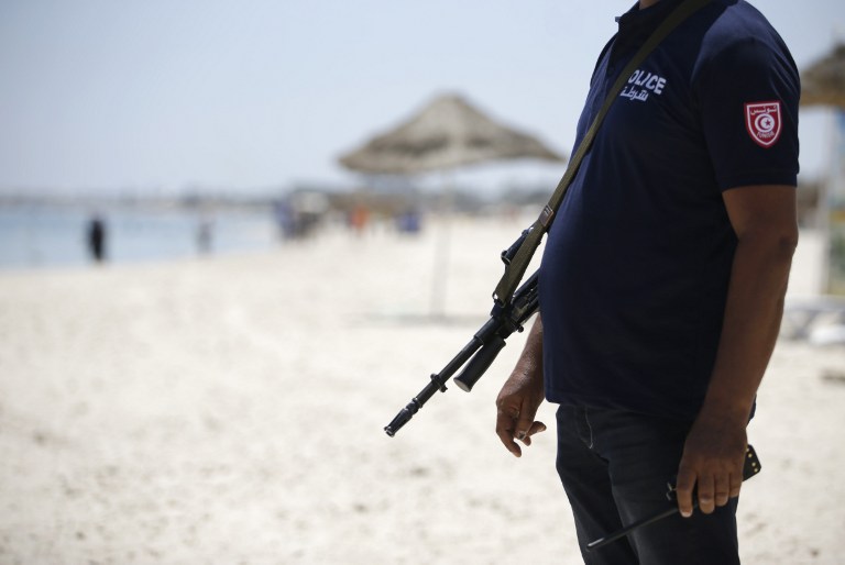 عون أمن تونسي في موقع حادث الاعتداء على السياح الأجانب في سوسة