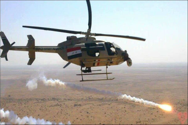 طائرة مروحية عراقية تقصف أهدافا لداعش 