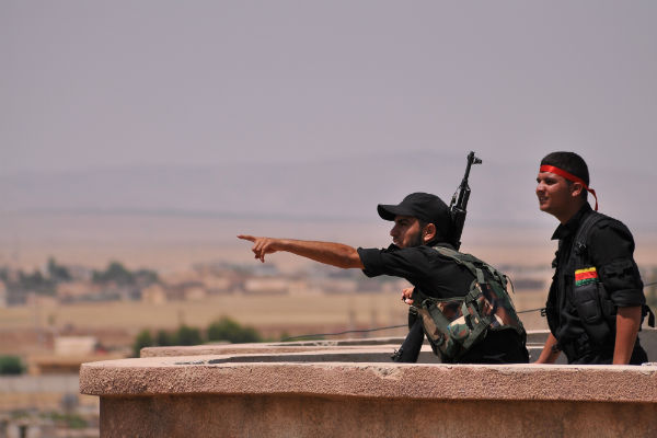  مقاتلون أكراد يجرون أعمال مراقبة في محافظة الحسكة السورية- ا ف ب