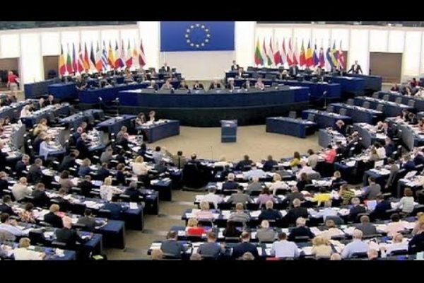 البرلمان الأوروبي يمهل اليونان إلى الأحد لعقد اتفاق مع دائنيه
