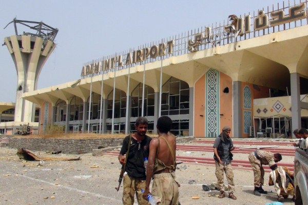 عناصر من القوات الموالية لصالح أمام مدخل مطار عدن
