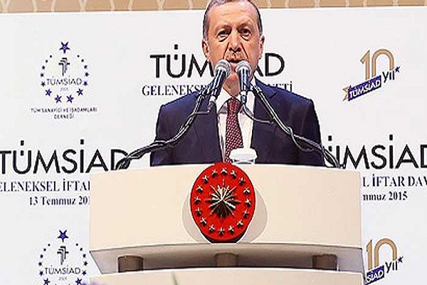 اردوغان متحدثا بمأدبة الإفطار (الأناضول) 