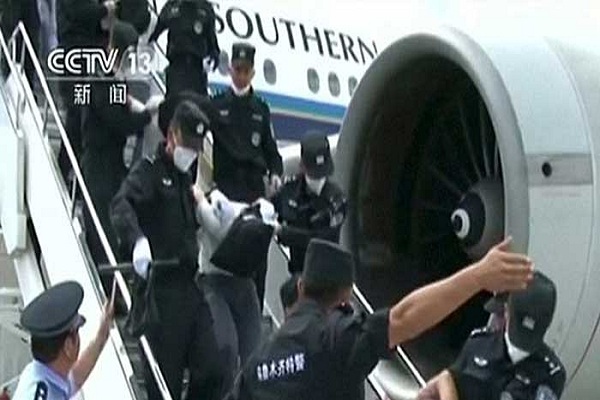  الأمن التايلندي خلال انزاله الايغور من الطائرة المتجهة لتركيا