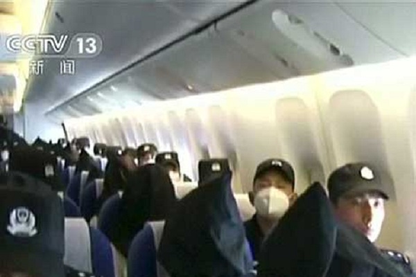 الايغور على متن الطائرة التركية قبل انزال بعضهم 