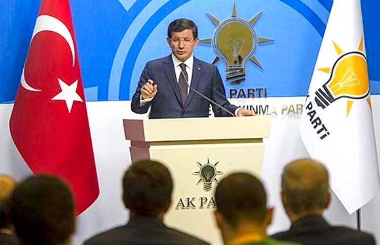 رئيس الحكومة التركية المكلف خلال مؤتمره الصحافي (الأناضول)