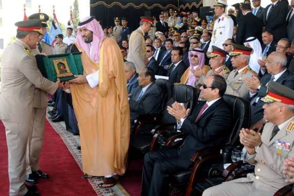 الأمير محمد بن سلمان يتسلم هدية تذكارية من مدير الكلية الحربية