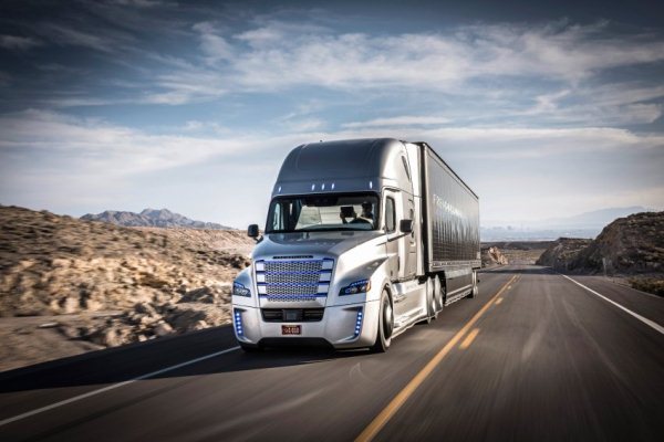 مرسيدس ستنال خلال أيام إجازة تجربة الشاحنة الآلية على الطرقات السريعة 