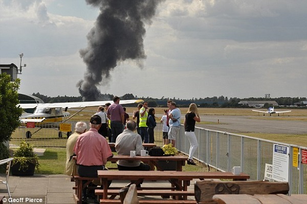 الدخان يتصاعد من الطائرة بعد تحطمها