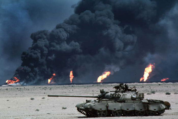 دبابة عراقية تنسحب من الكويت بعد حرق آبارها النفطية