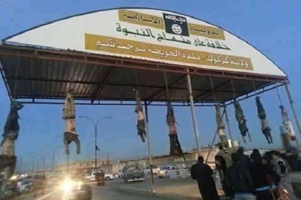 داعش يعلق ضحاياه من المعدومين عند مدخل مدينة الموصل