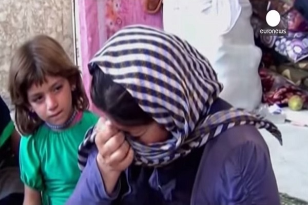 يزيدية تبكي على أحوال طائفتها في ظل غزوات داعش (لقطة شاشة YouTube)