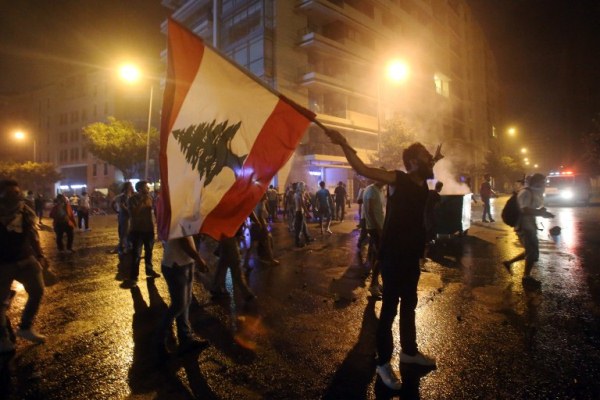 متظاهرو حملة طلعت ريحتكم في وسط بيروت