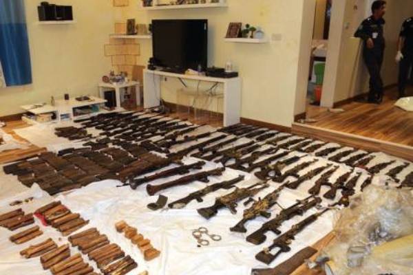 متفجرات وأسلحة عثرت عليها السلطات الكويتية في إطار عملية أمنية أسفرت عن تفكيك خلية العبدلي