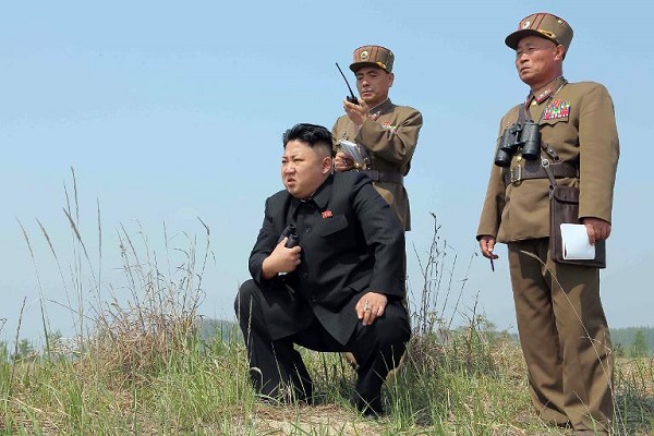 زعيم كوريا الشمالية خلال مراقبته لمناورة عسكرية لقوات بلاده