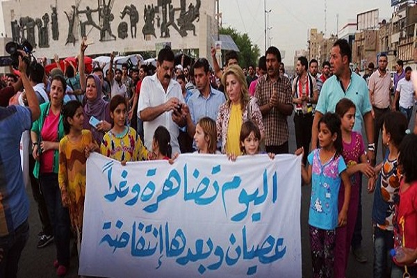 محتجون وسط بغداد يتقدمهم نساء وأطفال للمطالبة بالإصلاح ومواجهة الفساد