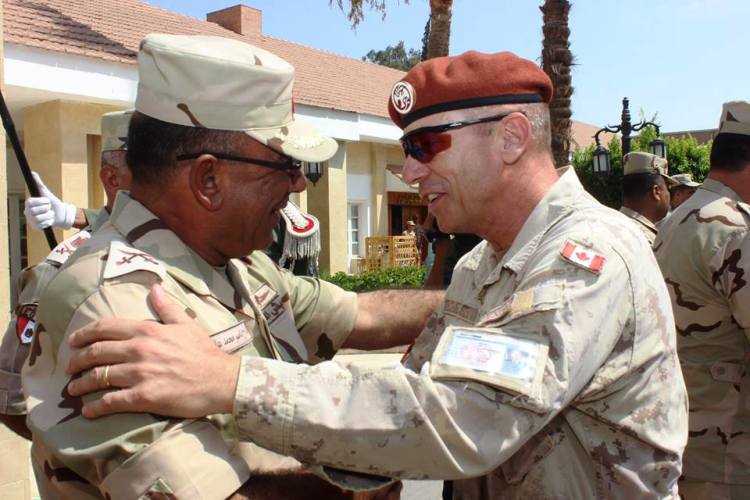 قائد بالقوة متعددة الجنسيات مع قائد بالجيش المصري